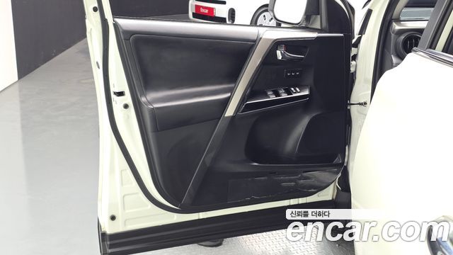 Toyota RAV4 2018 — photo 14