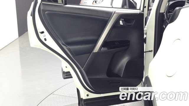 Toyota RAV4 2018 — photo 15