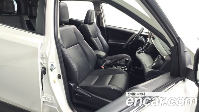 Toyota RAV4 2018 — photo 16