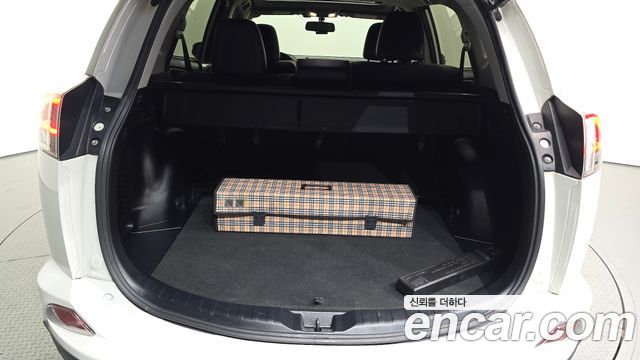 Toyota RAV4 2018 — photo 31