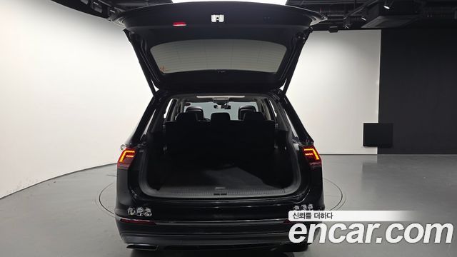 Volkswagen Tiguan 2018 — photo 20