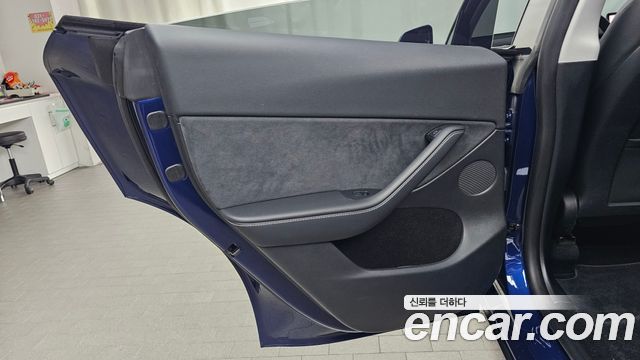 Tesla Model Y 2025 — photo 15