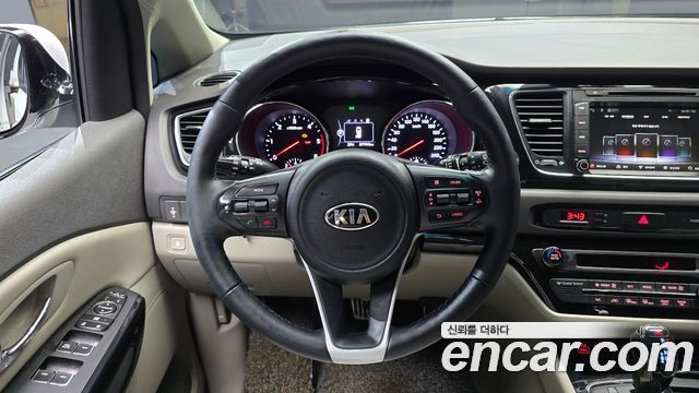 Kia Canival 2017 — photo 19