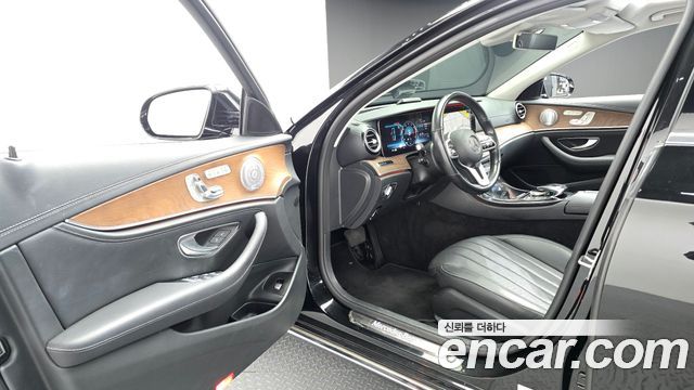 Mercedes-Benz E-Class 2020 — photo 10