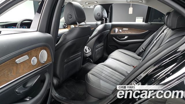 Mercedes-Benz E-Class 2020 — photo 11