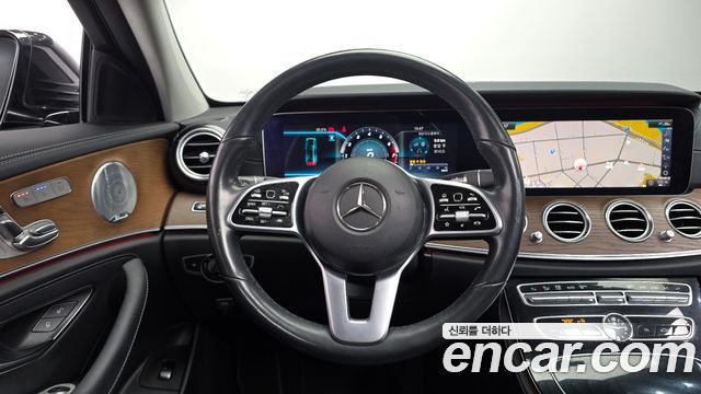 Mercedes-Benz E-Class 2020 — photo 12