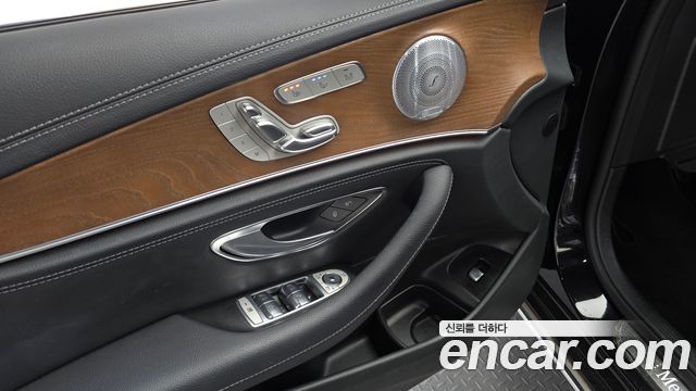 Mercedes-Benz E-Class 2020 — photo 19
