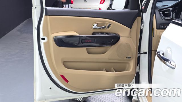 Kia Canival 2015 — photo 14