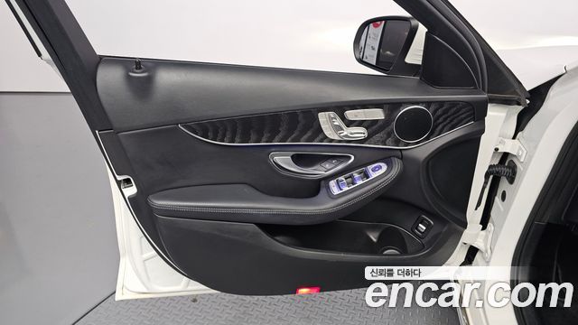 Mercedes-Benz C-Class 2019 — photo 14
