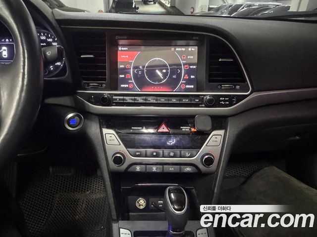Hyundai AVANTE 2017 — photo 12