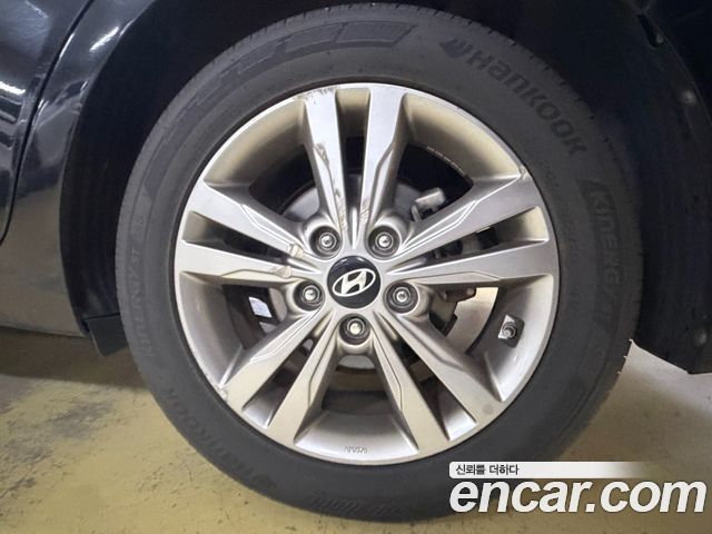 Hyundai AVANTE 2017 — photo 19