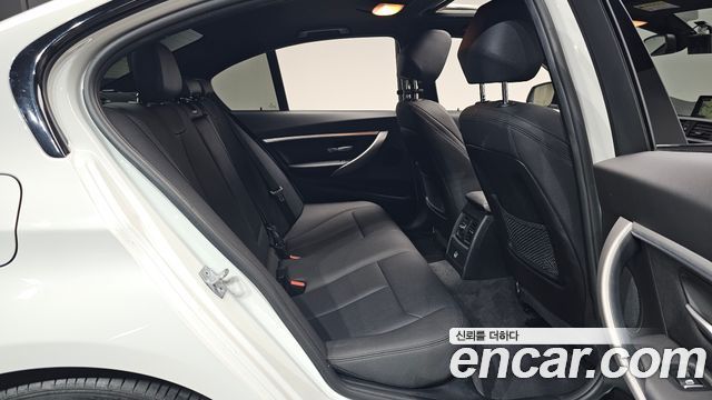 BMW 3-Series 2018 — photo 17