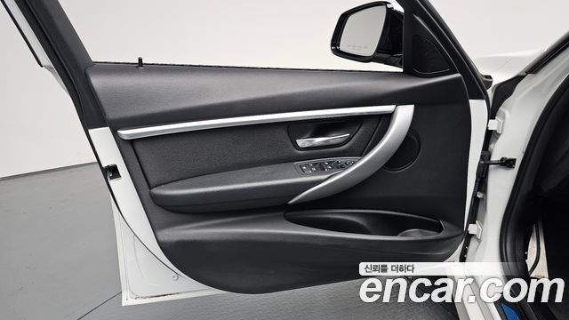 BMW 3-Series 2018 — photo 14