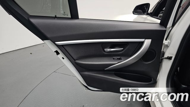BMW 3-Series 2018 — photo 15