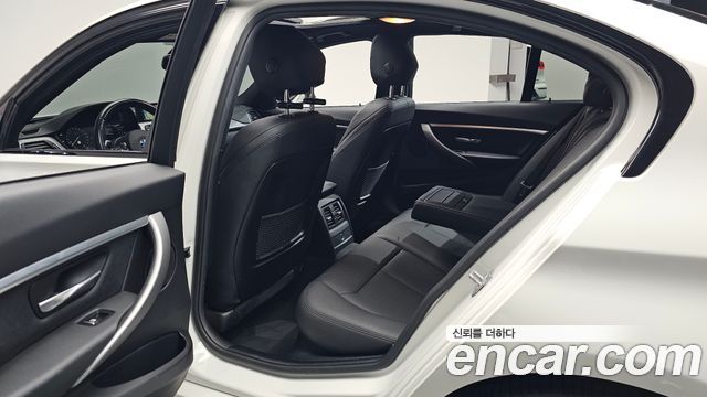 BMW 3-Series 2018 — photo 16