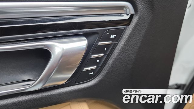 Porsche Macan 2017 — photo 25