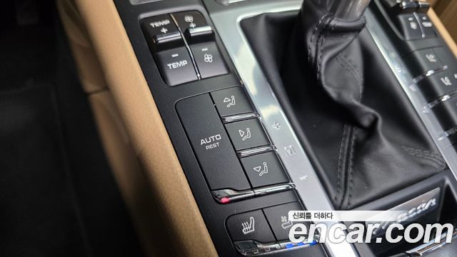 Porsche Macan 2017 — photo 28