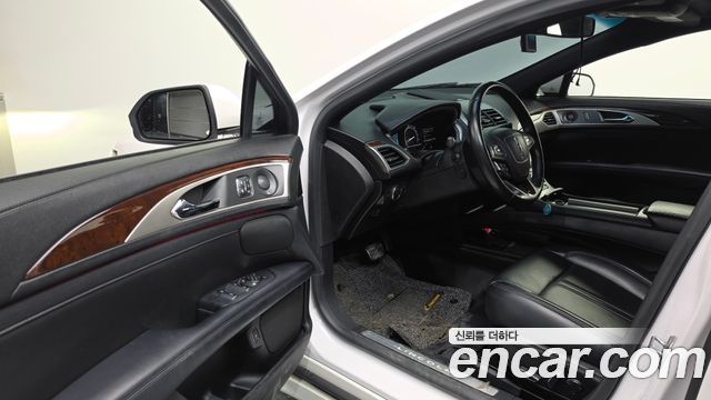 Lincoln MKZ 2018 — photo 10
