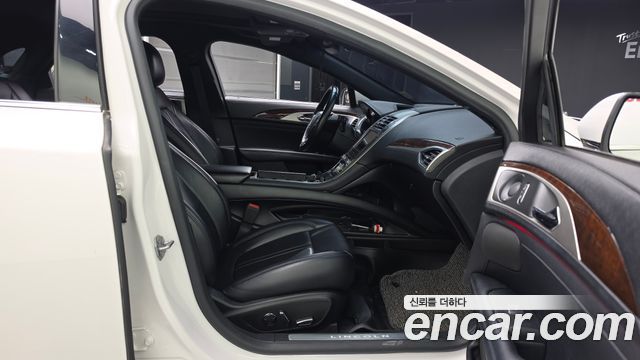 Lincoln MKZ 2018 — photo 11