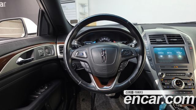 Lincoln MKZ 2018 — photo 13