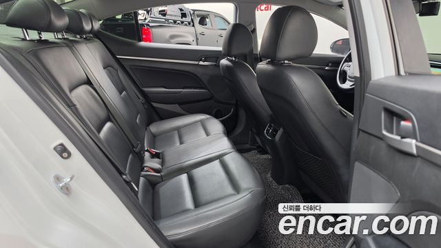 Hyundai AVANTE 2016 — photo 17