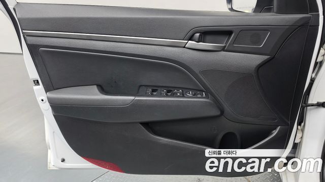 Hyundai AVANTE 2016 — photo 14