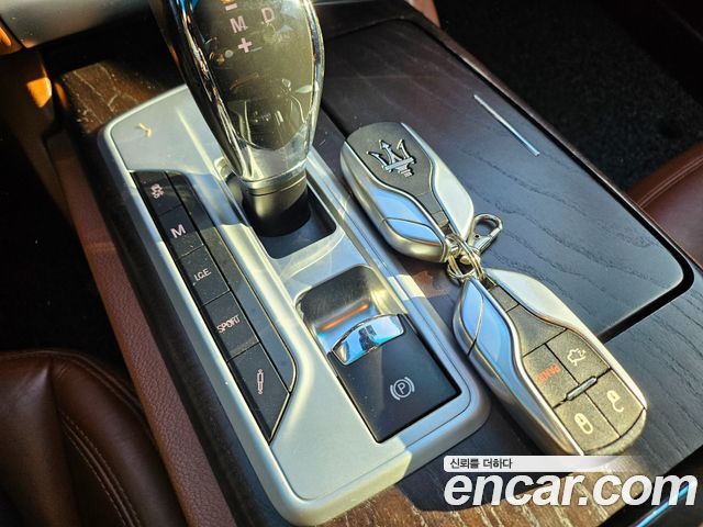 Maserati Quattroporte 2016 — photo 18