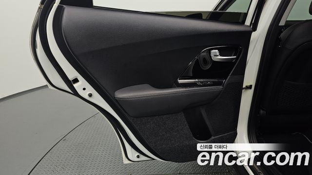 Kia Niro 2017 — photo 15