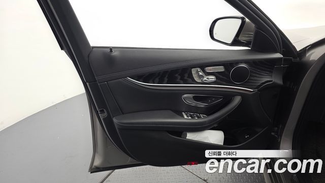Mercedes-Benz E-Class 2021 — photo 14