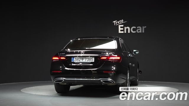 Mercedes-Benz E-Class 2023 — photo 4