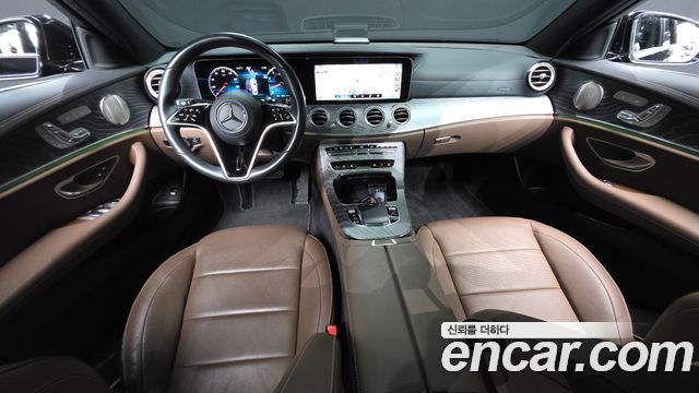 Mercedes-Benz E-Class 2023 — photo 10
