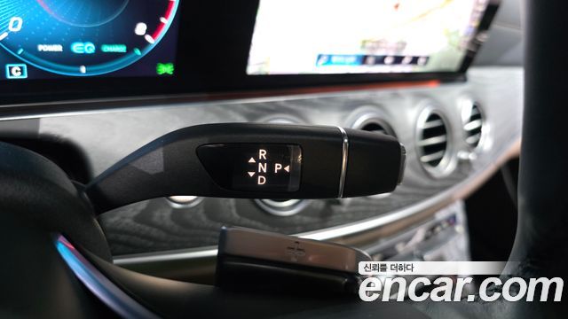 Mercedes-Benz E-Class 2023 — photo 12