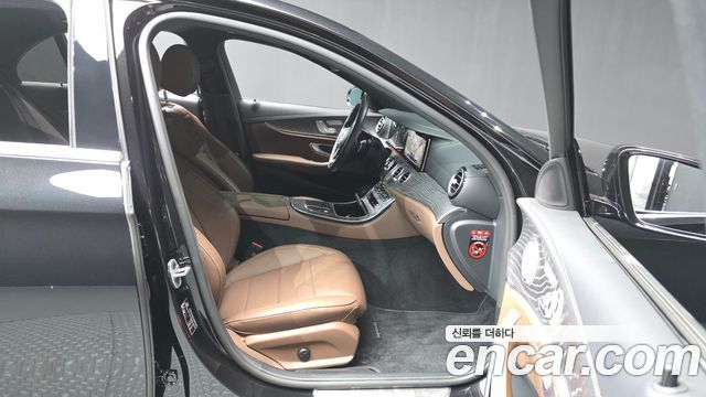 Mercedes-Benz E-Class 2023 — photo 17