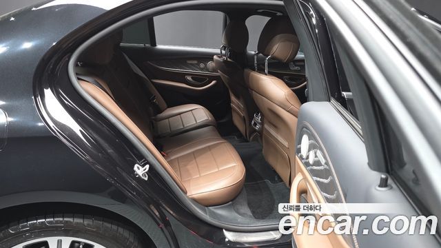 Mercedes-Benz E-Class 2023 — photo 18