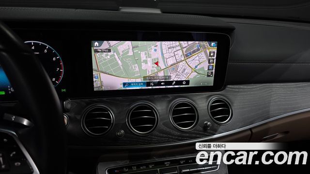 Mercedes-Benz E-Class 2023 — photo 20