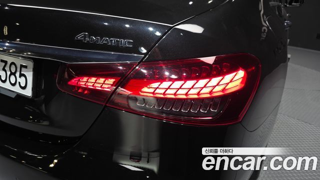 Mercedes-Benz E-Class 2023 — photo 9