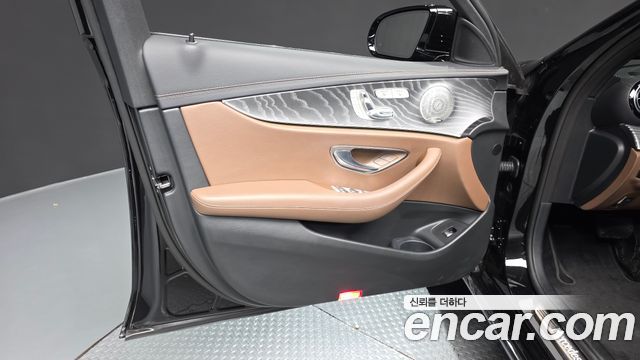 Mercedes-Benz E-Class 2023 — photo 14