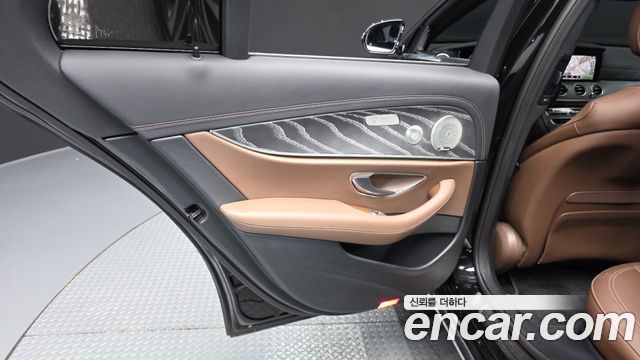 Mercedes-Benz E-Class 2023 — photo 15