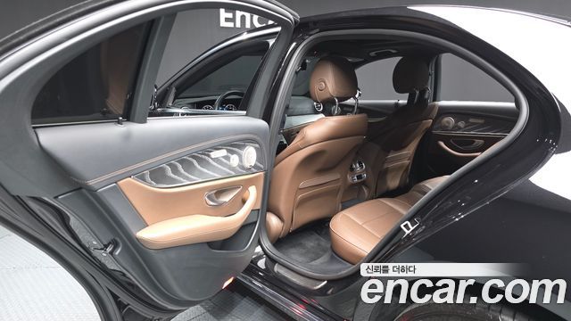 Mercedes-Benz E-Class 2023 — photo 16