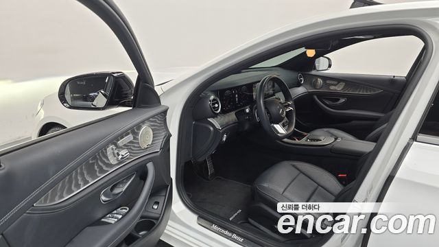 Mercedes-Benz E-Class 2023 — photo 10