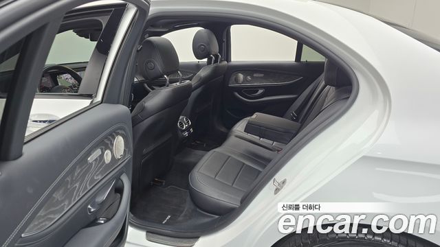 Mercedes-Benz E-Class 2023 — photo 11