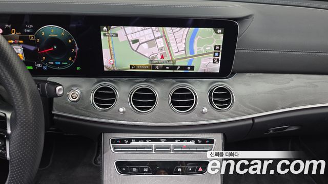 Mercedes-Benz E-Class 2023 — photo 12