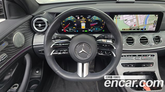 Mercedes-Benz E-Class 2023 — photo 13