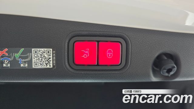 Mercedes-Benz E-Class 2023 — photo 17
