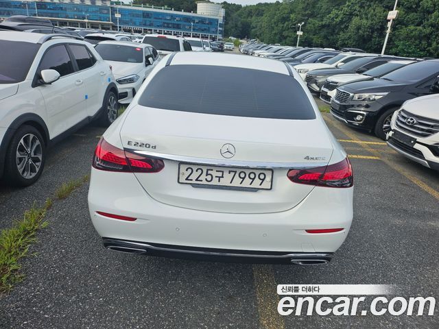 Mercedes-Benz E-Class 2022 — photo 3