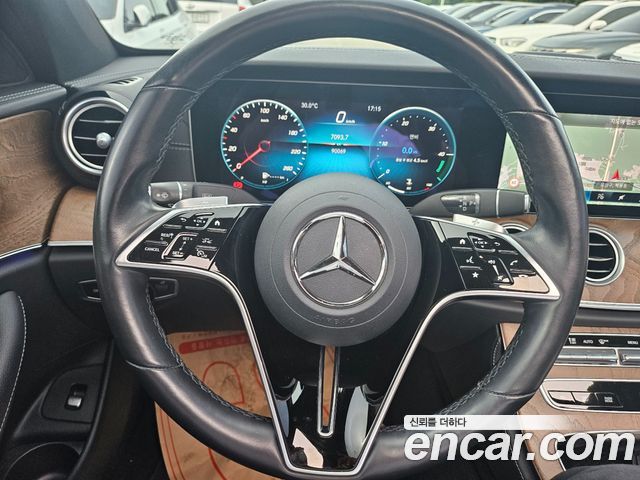 Mercedes-Benz E-Class 2022 — photo 4