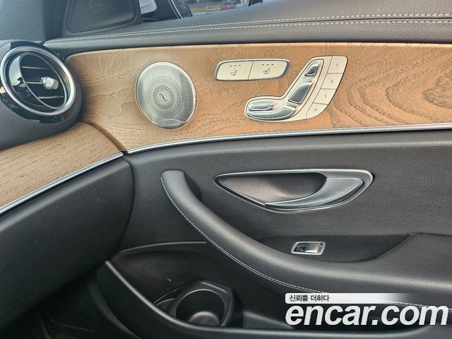 Mercedes-Benz E-Class 2022 — photo 11