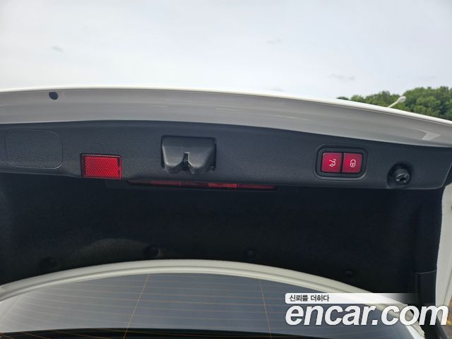Mercedes-Benz E-Class 2022 — photo 13