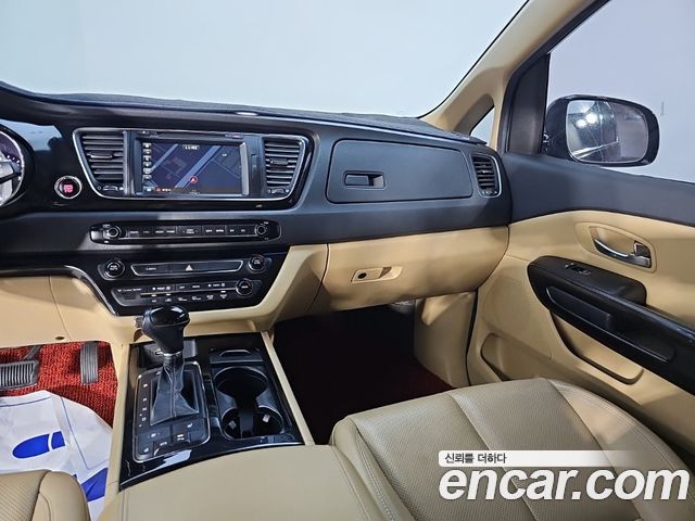 Kia Canival 2016 — photo 10