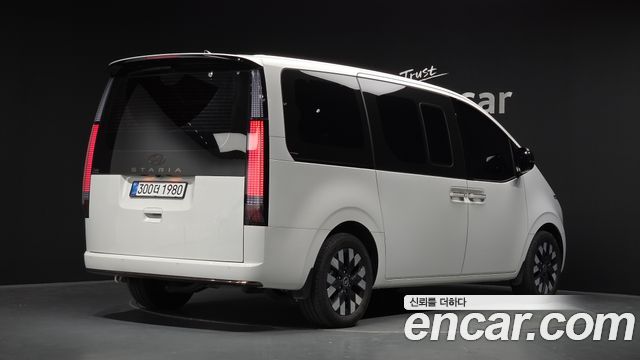 Hyundai Staria 2025 — photo 2